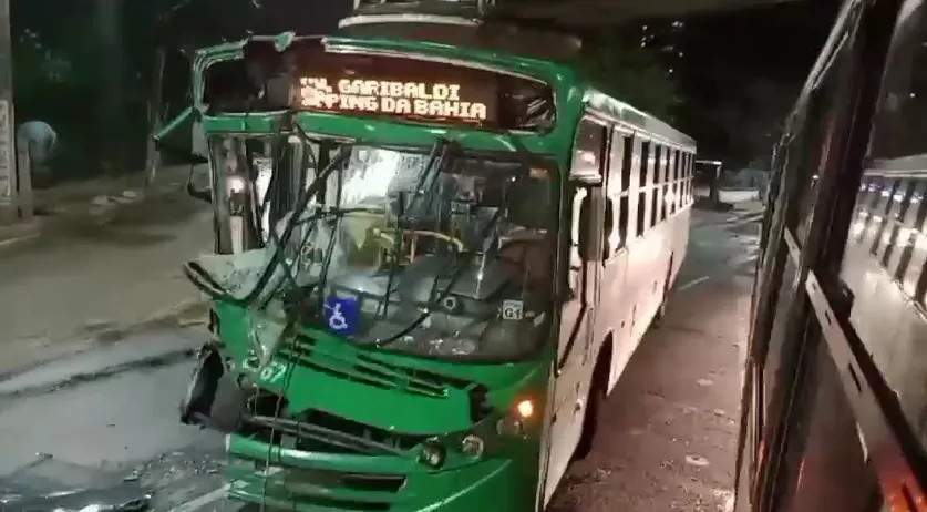 ônibus verde colisão