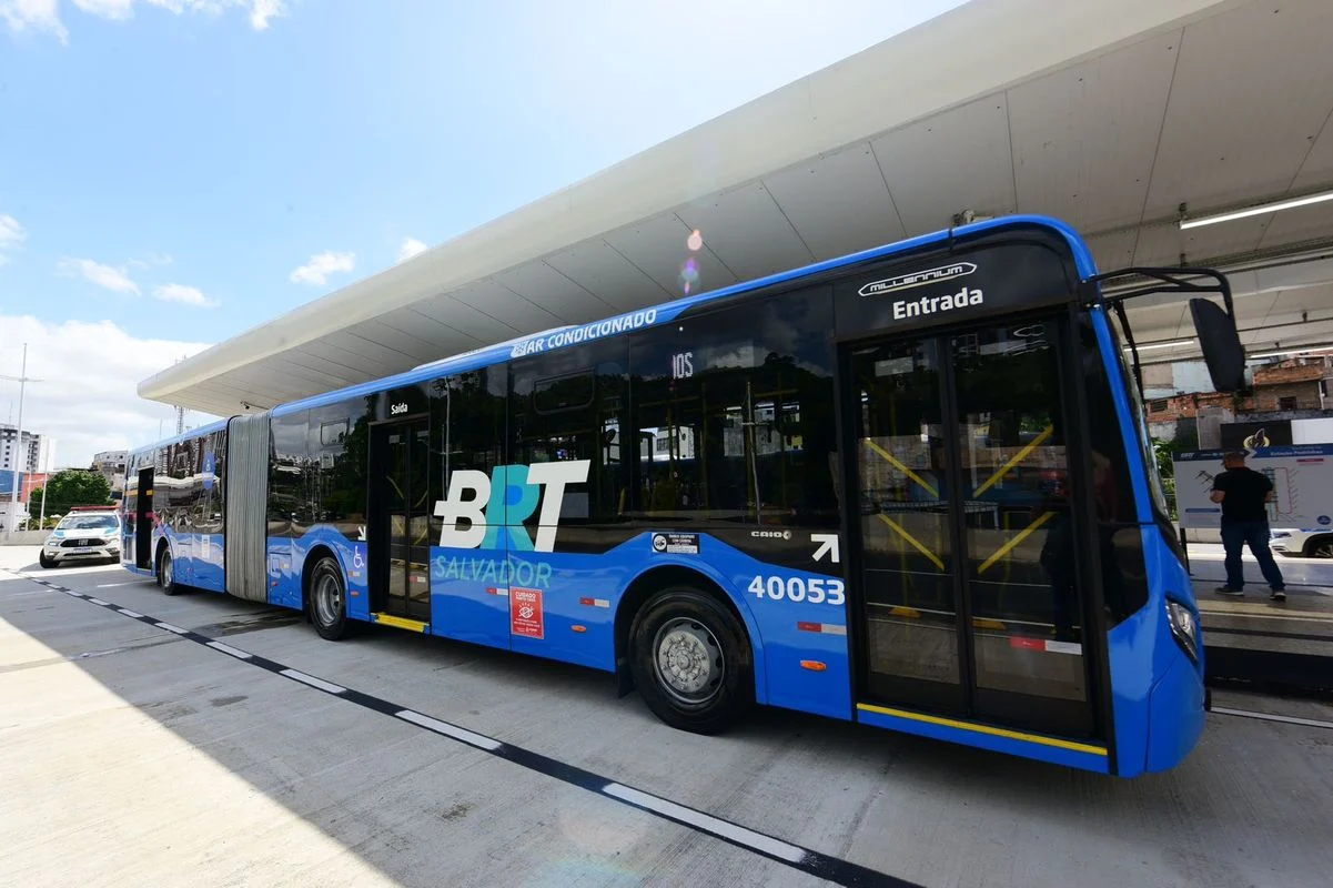 dois novos ônibus articulados