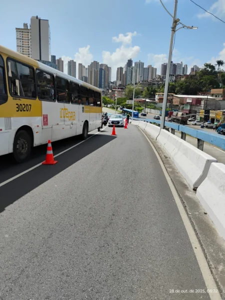 Carro quebrado no viaduto da Avenida Vasco da Gama salvador acidentes