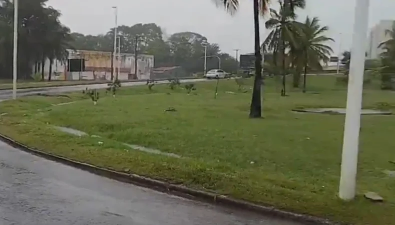 carreta quebrada no acesso Viaduto Mário Andreazza