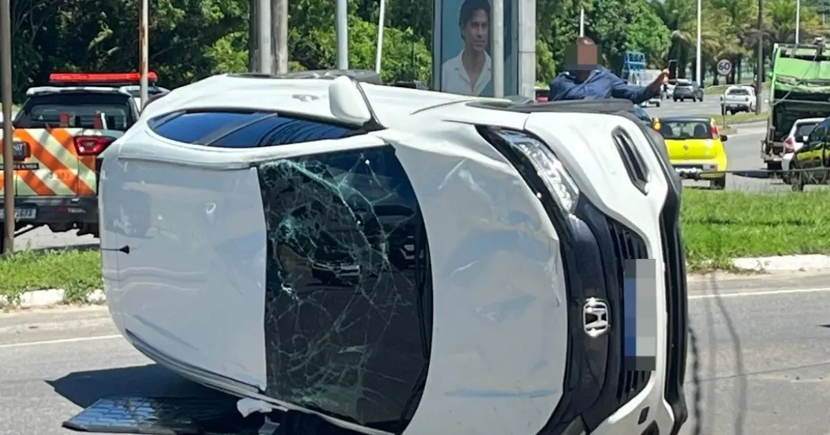 carro capota na Avenida Paralela